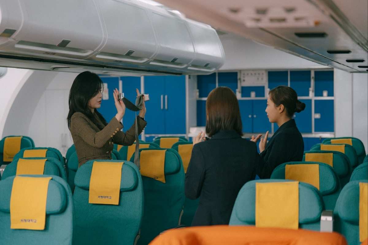 기내 실습을 하고 있는 사진